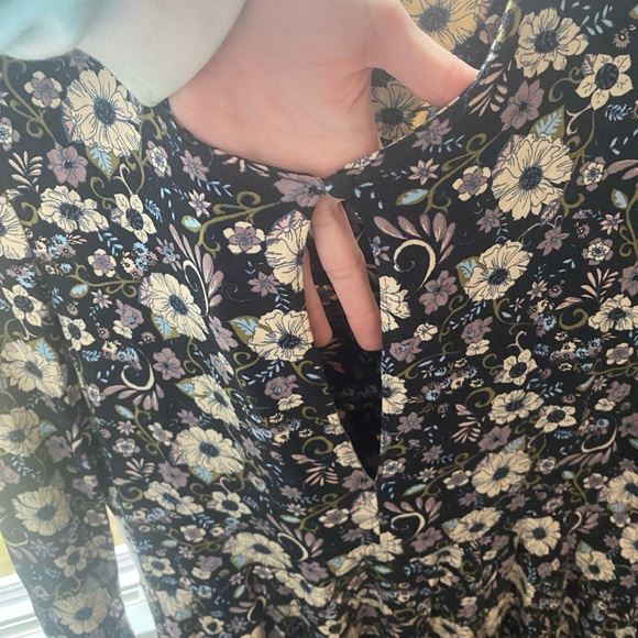 American Eagle size large dress. cutout in front for cleavage and bell sleeves - Picture 3 of 4